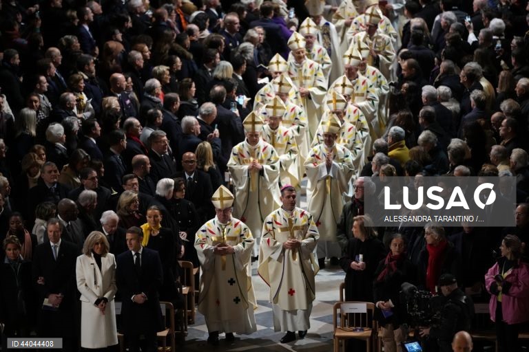 Primeira missa na Catedral de Notre Dame de Paris, em Paris, França. A Catedral de Notre Dame de Paris reabriu a 07 de dezembro, após quase seis anos de obras de renovação na sequência da sua destruição por um incêndio em 15 de abril de 2019.