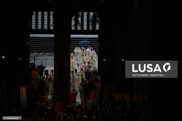 Primeira missa na Catedral de Notre Dame de Paris, em Paris, França. A Catedral de Notre Dame de Paris reabriu a 07 de dezembro, após quase seis anos de obras de renovação na sequência da sua destruição por um incêndio em 15 de abril de 2019.