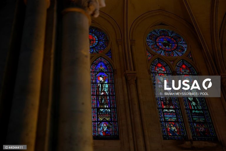 Primeira missa na Catedral de Notre Dame de Paris, em Paris, França. A Catedral de Notre Dame de Paris reabriu a 07 de dezembro, após quase seis anos de obras de renovação na sequência da sua destruição por um incêndio em 15 de abril de 2019.