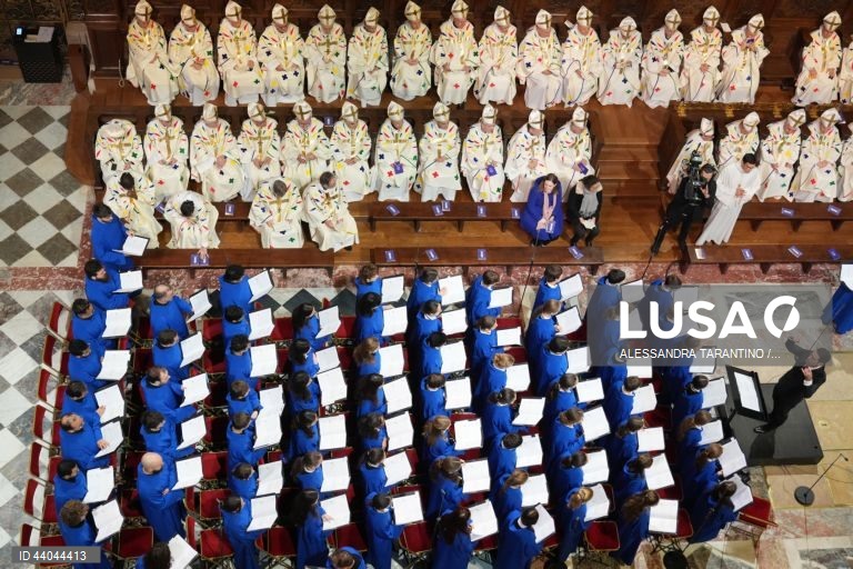 Primeira missa na Catedral de Notre Dame de Paris, em Paris, França. A Catedral de Notre Dame de Paris reabriu a 07 de dezembro, após quase seis anos de obras de renovação na sequência da sua destruição por um incêndio em 15 de abril de 2019.