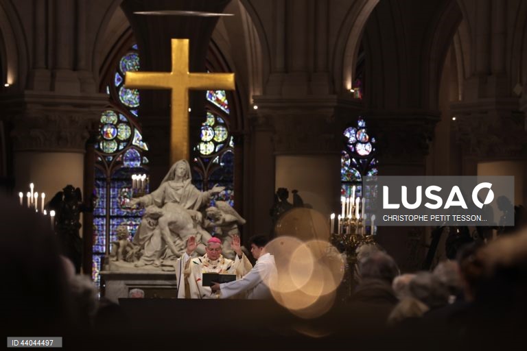 Primeira missa na Catedral de Notre Dame de Paris, em Paris, França. A Catedral de Notre Dame de Paris reabriu a 07 de dezembro, após quase seis anos de obras de renovação na sequência da sua destruição por um incêndio em 15 de abril de 2019.