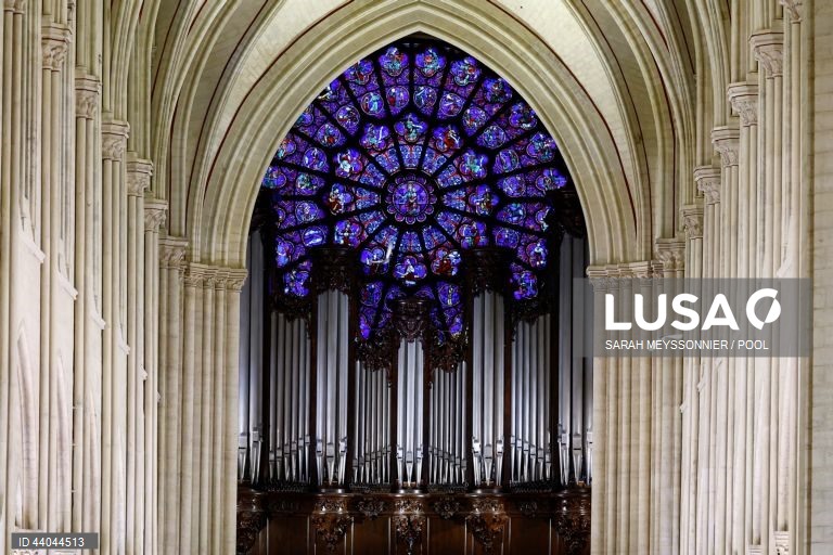 Primeira missa na Catedral de Notre Dame de Paris, em Paris, França. A Catedral de Notre Dame de Paris reabriu a 07 de dezembro, após quase seis anos de obras de renovação na sequência da sua destruição por um incêndio em 15 de abril de 2019.