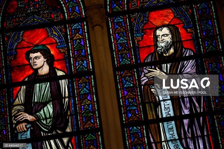 Primeira missa na Catedral de Notre Dame de Paris, em Paris, França. A Catedral de Notre Dame de Paris reabriu a 07 de dezembro, após quase seis anos de obras de renovação na sequência da sua destruição por um incêndio em 15 de abril de 2019.