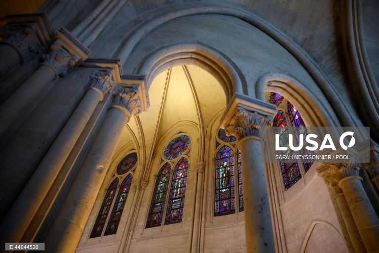 Primeira missa na Catedral de Notre Dame de Paris, em Paris, França. A Catedral de Notre Dame de Paris reabriu a 07 de dezembro, após quase seis anos de obras de renovação na sequência da sua destruição por um incêndio em 15 de abril de 2019.