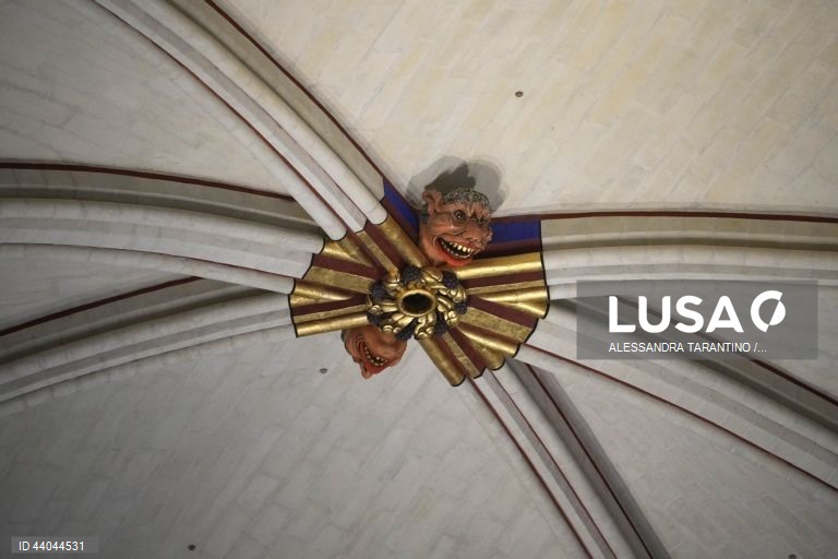 Primeira missa na Catedral de Notre Dame de Paris, em Paris, França. A Catedral de Notre Dame de Paris reabriu a 07 de dezembro, após quase seis anos de obras de renovação na sequência da sua destruição por um incêndio em 15 de abril de 2019.