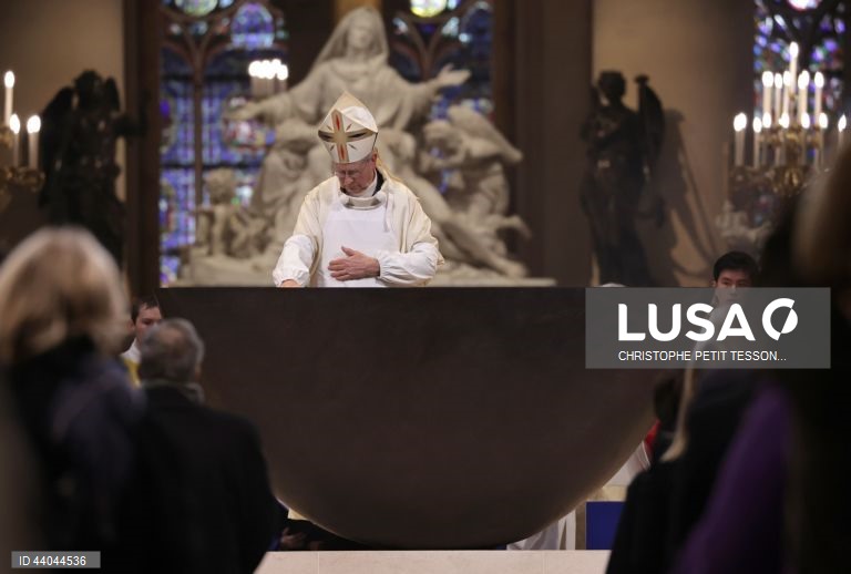 Primeira missa na Catedral de Notre Dame de Paris, em Paris, França. A Catedral de Notre Dame de Paris reabriu a 07 de dezembro, após quase seis anos de obras de renovação na sequência da sua destruição por um incêndio em 15 de abril de 2019.