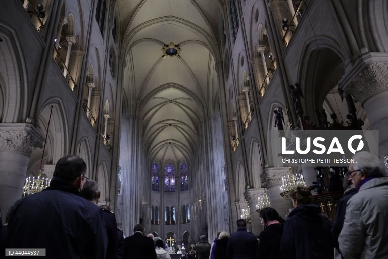 Primeira missa na Catedral de Notre Dame de Paris, em Paris, França. A Catedral de Notre Dame de Paris reabriu a 07 de dezembro, após quase seis anos de obras de renovação na sequência da sua destruição por um incêndio em 15 de abril de 2019.