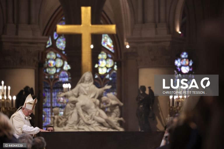 Primeira missa na Catedral de Notre Dame de Paris, em Paris, França. A Catedral de Notre Dame de Paris reabriu a 07 de dezembro, após quase seis anos de obras de renovação na sequência da sua destruição por um incêndio em 15 de abril de 2019.