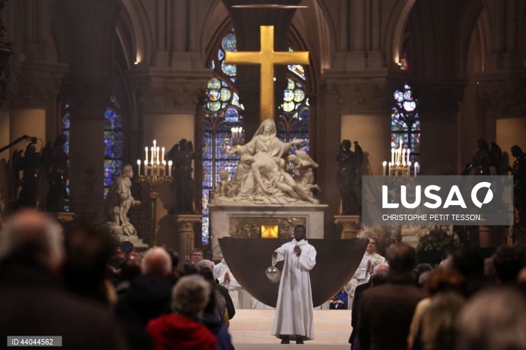 Primeira missa na Catedral de Notre Dame de Paris, em Paris, França. A Catedral de Notre Dame de Paris reabriu a 07 de dezembro, após quase seis anos de obras de renovação na sequência da sua destruição por um incêndio em 15 de abril de 2019.