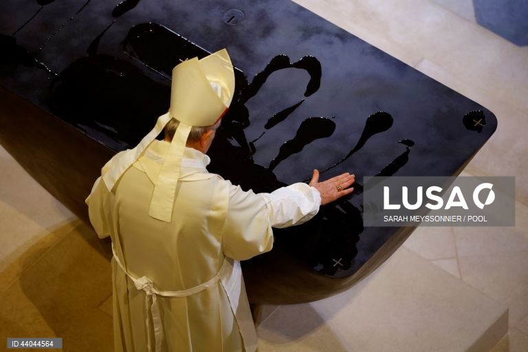 Primeira missa na Catedral de Notre Dame de Paris, em Paris, França. A Catedral de Notre Dame de Paris reabriu a 07 de dezembro, após quase seis anos de obras de renovação na sequência da sua destruição por um incêndio em 15 de abril de 2019.