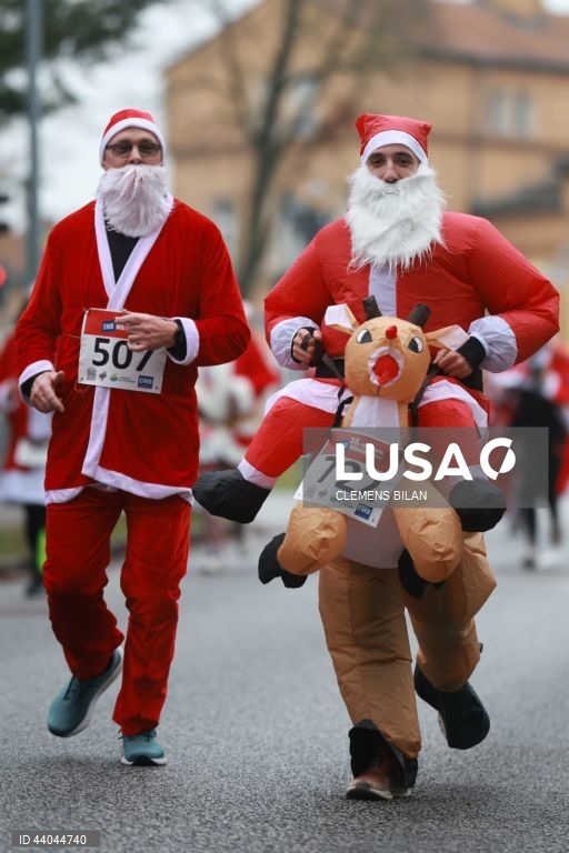 Corredores vestidos de São Nicolau participam na corrida anual Michendorf Nicholas Run, em Michendorf, Alemanha. No segundo domingo do Advento, os corredores vestem tradicionalmente trajes de São Nicolau e competem entre si em diferentes percursos para determinar o São Nicolau mais rápido de Berlim e Brandeburgo.