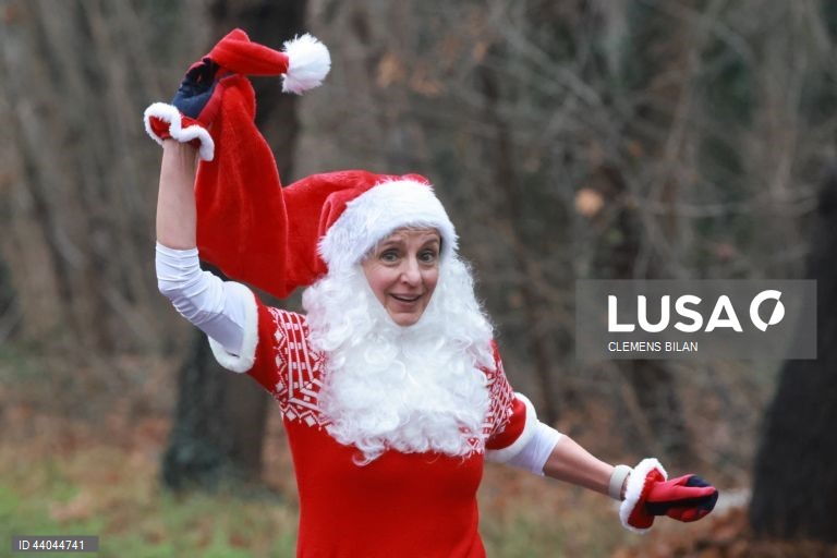 Corredores vestidos de São Nicolau participam na corrida anual Michendorf Nicholas Run, em Michendorf, Alemanha. No segundo domingo do Advento, os corredores vestem tradicionalmente trajes de São Nicolau e competem entre si em diferentes percursos para determinar o São Nicolau mais rápido de Berlim e Brandeburgo.