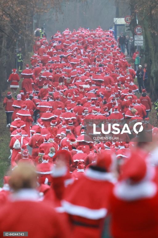 Corredores vestidos de São Nicolau participam na corrida anual Michendorf Nicholas Run, em Michendorf, Alemanha. No segundo domingo do Advento, os corredores vestem tradicionalmente trajes de São Nicolau e competem entre si em diferentes percursos para determinar o São Nicolau mais rápido de Berlim e Brandeburgo.