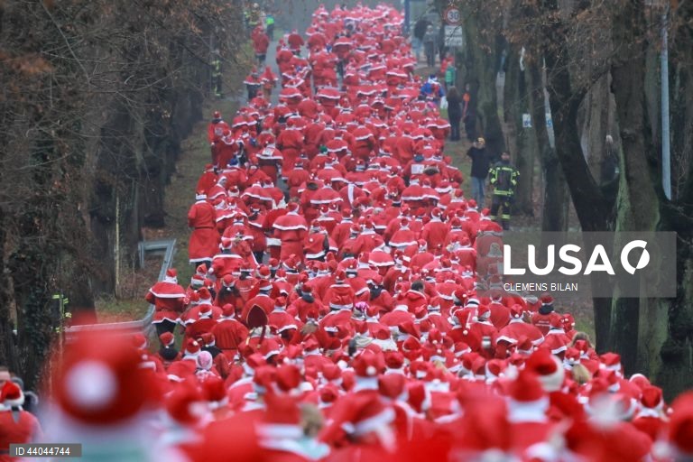 Corredores vestidos de São Nicolau participam na corrida anual Michendorf Nicholas Run, em Michendorf, Alemanha. No segundo domingo do Advento, os corredores vestem tradicionalmente trajes de São Nicolau e competem entre si em diferentes percursos para determinar o São Nicolau mais rápido de Berlim e Brandeburgo.