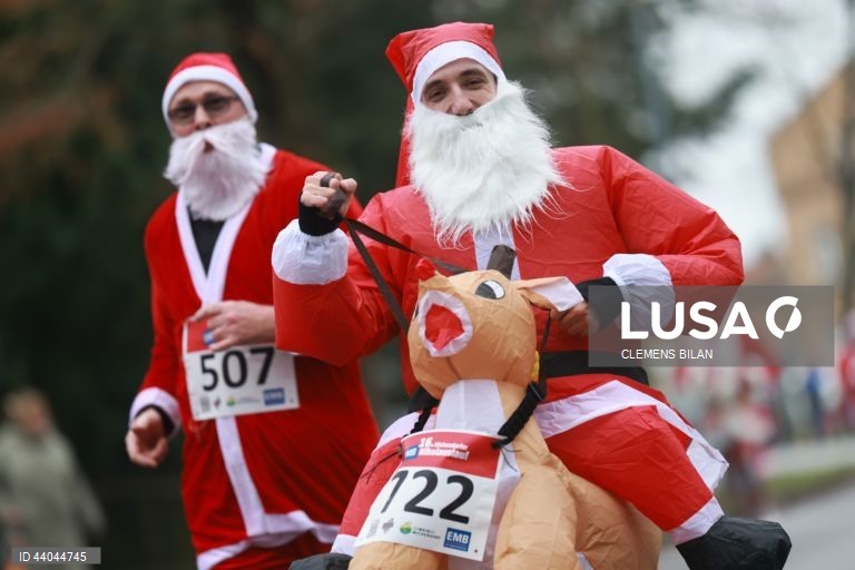 Corredores vestidos de São Nicolau participam na corrida anual Michendorf Nicholas Run, em Michendorf, Alemanha. No segundo domingo do Advento, os corredores vestem tradicionalmente trajes de São Nicolau e competem entre si em diferentes percursos para determinar o São Nicolau mais rápido de Berlim e Brandeburgo.