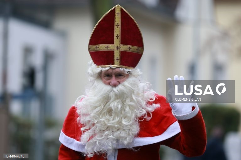 Corredores vestidos de São Nicolau participam na corrida anual Michendorf Nicholas Run, em Michendorf, Alemanha. No segundo domingo do Advento, os corredores vestem tradicionalmente trajes de São Nicolau e competem entre si em diferentes percursos para determinar o São Nicolau mais rápido de Berlim e Brandeburgo.