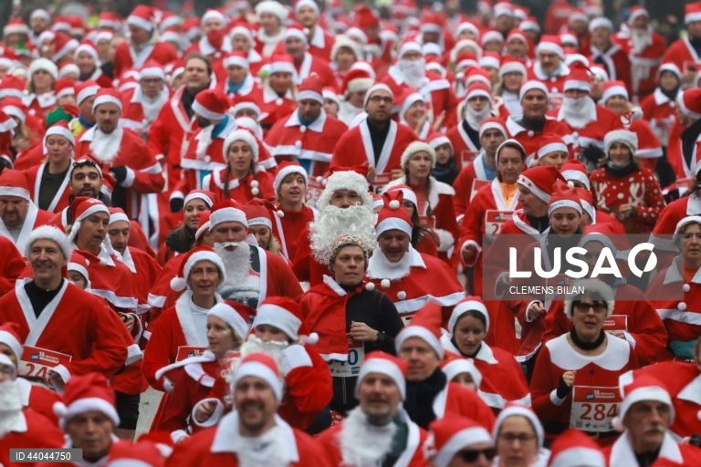 Corredores vestidos de São Nicolau participam na corrida anual Michendorf Nicholas Run, em Michendorf, Alemanha. No segundo domingo do Advento, os corredores vestem tradicionalmente trajes de São Nicolau e competem entre si em diferentes percursos para determinar o São Nicolau mais rápido de Berlim e Brandeburgo.