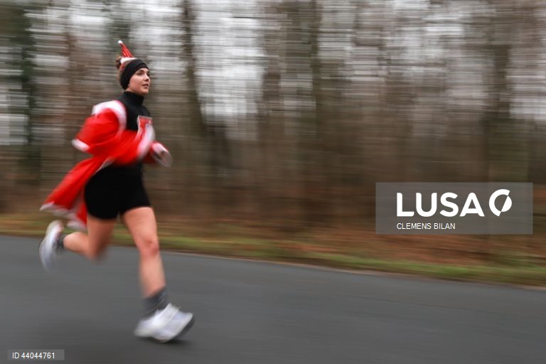 Corredores vestidos de São Nicolau participam na corrida anual Michendorf Nicholas Run, em Michendorf, Alemanha. No segundo domingo do Advento, os corredores vestem tradicionalmente trajes de São Nicolau e competem entre si em diferentes percursos para determinar o São Nicolau mais rápido de Berlim e Brandeburgo.