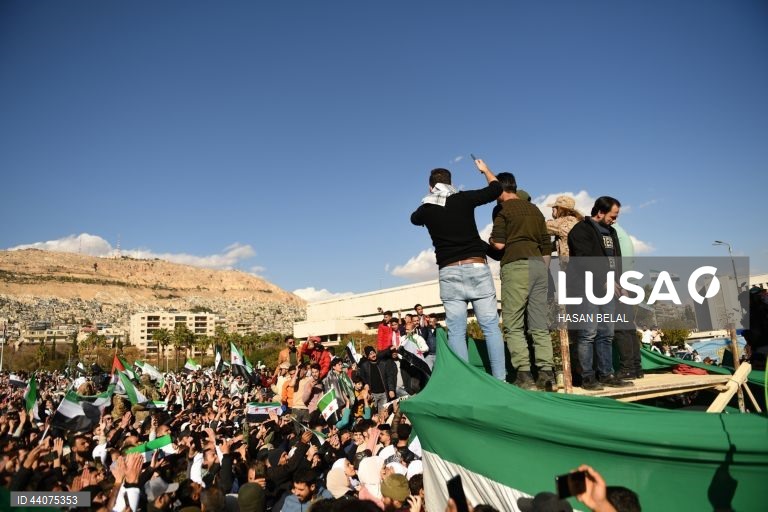 Sírios celebram a vitória da oposição em Damasco