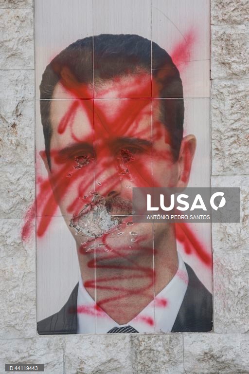 Síria: Retratos do presidente deposto Bashar al-Assad 