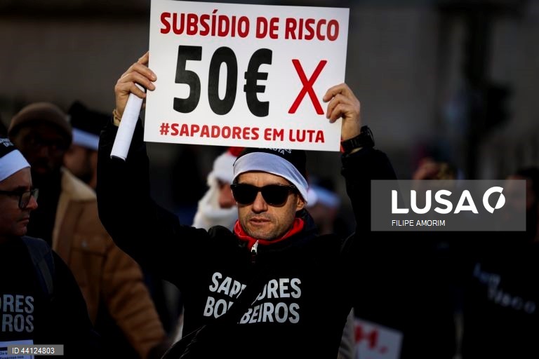 Marcha dos bombeiros sapadores em Lisboa