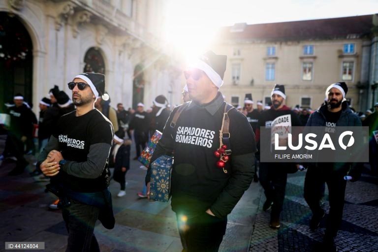 Marcha dos bombeiros sapadores em Lisboa
