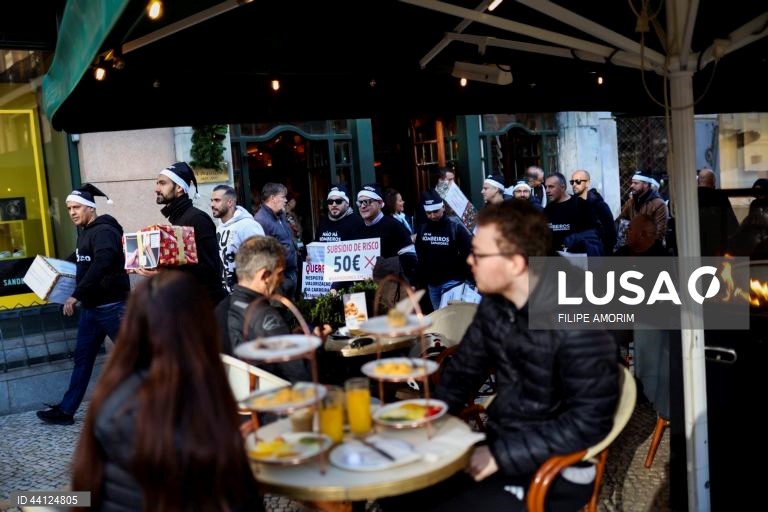 Marcha dos bombeiros sapadores em Lisboa