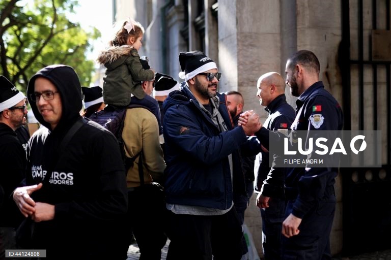 Marcha dos bombeiros sapadores em Lisboa