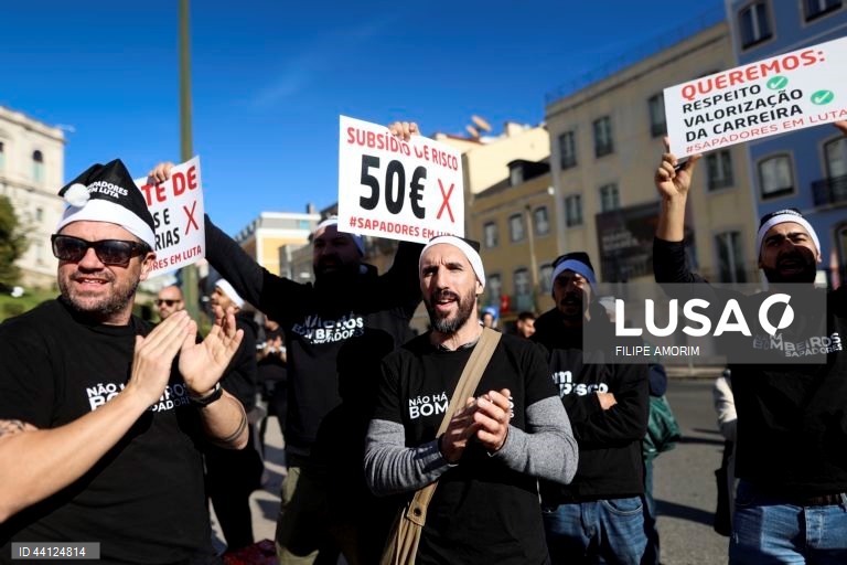 Marcha dos bombeiros sapadores em Lisboa
