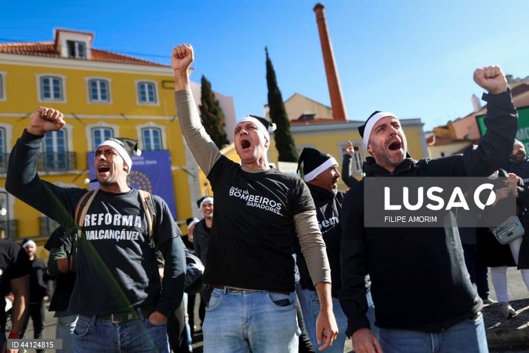 Marcha dos bombeiros sapadores em Lisboa