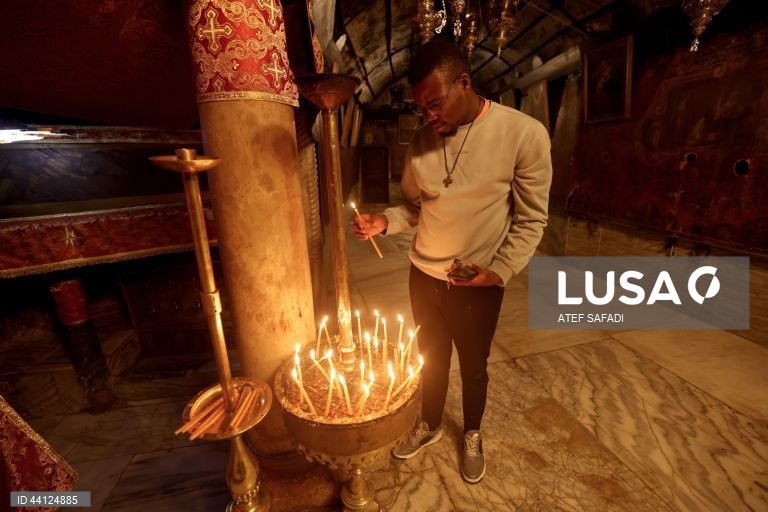 Cisjordânia: Peregrinos visitam a Igreja da Natividade em Belém