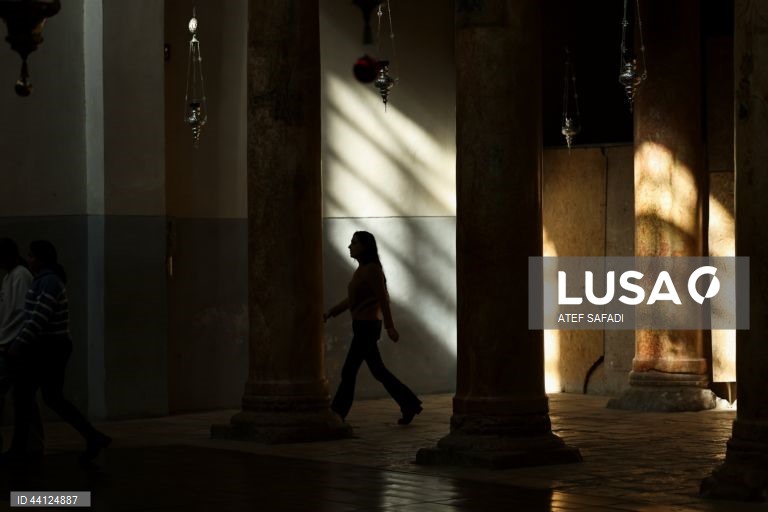 Cisjordânia: Peregrinos visitam a Igreja da Natividade em Belém