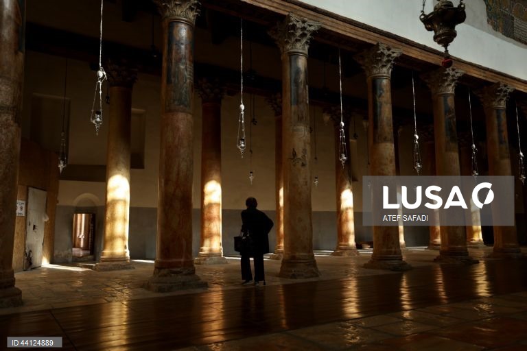 Cisjordânia: Peregrinos visitam a Igreja da Natividade em Belém