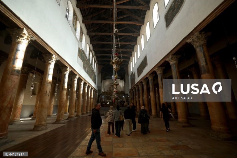 Cisjordânia: Peregrinos visitam a Igreja da Natividade em Belém