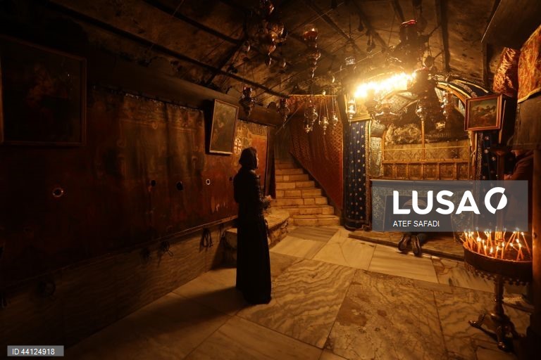 Cisjordânia: Peregrinos visitam a Igreja da Natividade em Belém