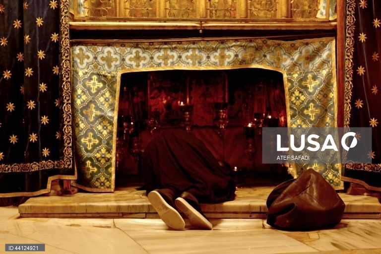 Cisjordânia: Peregrinos visitam a Igreja da Natividade em Belém