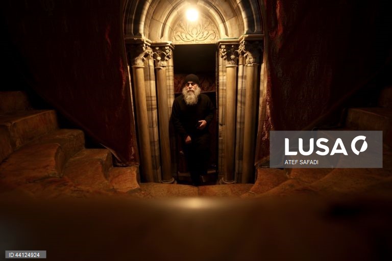 Cisjordânia: Peregrinos visitam a Igreja da Natividade em Belém