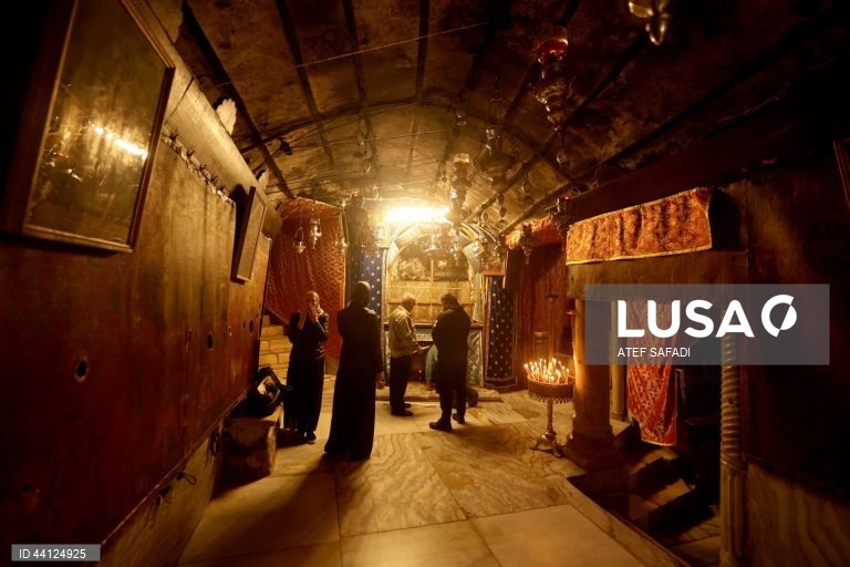 Cisjordânia: Peregrinos visitam a Igreja da Natividade em Belém