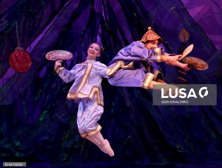 Quirguistão: Bailado "O Quebra-Nozes" em Bishkek