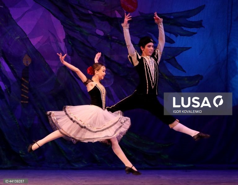 Quirguistão: Bailado "O Quebra-Nozes" em Bishkek