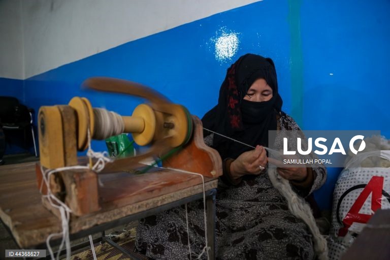 Exportações de tapetes afegãos aumentam com o apoio do governo