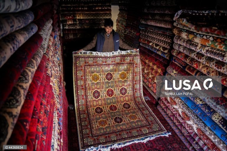 Exportações de tapetes afegãos aumentam com o apoio do governo