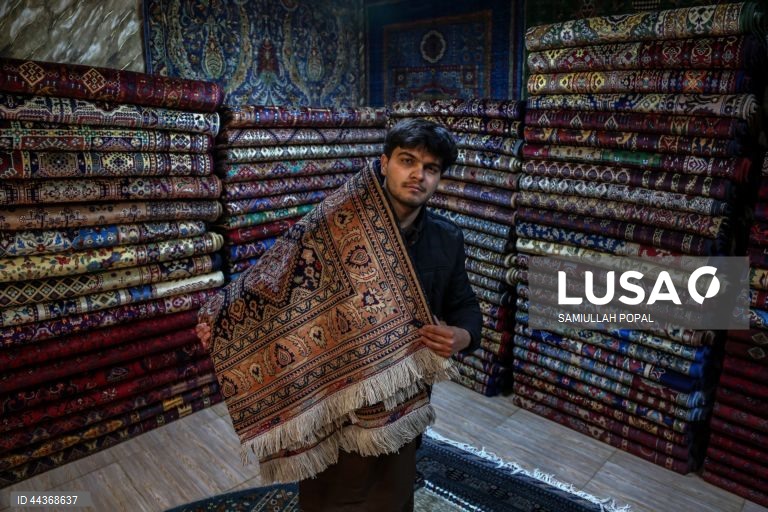 Exportações de tapetes afegãos aumentam com o apoio do governo