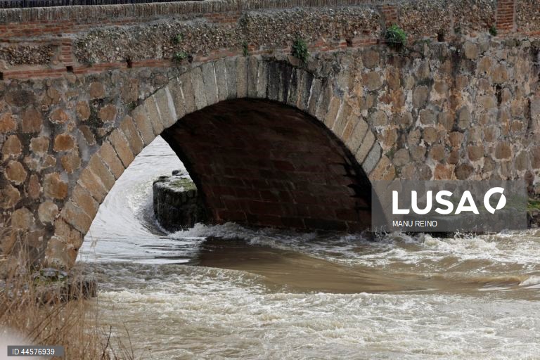 Espanha: centenas de pessoas retiradas das suas zonas devido à tempestade Jana