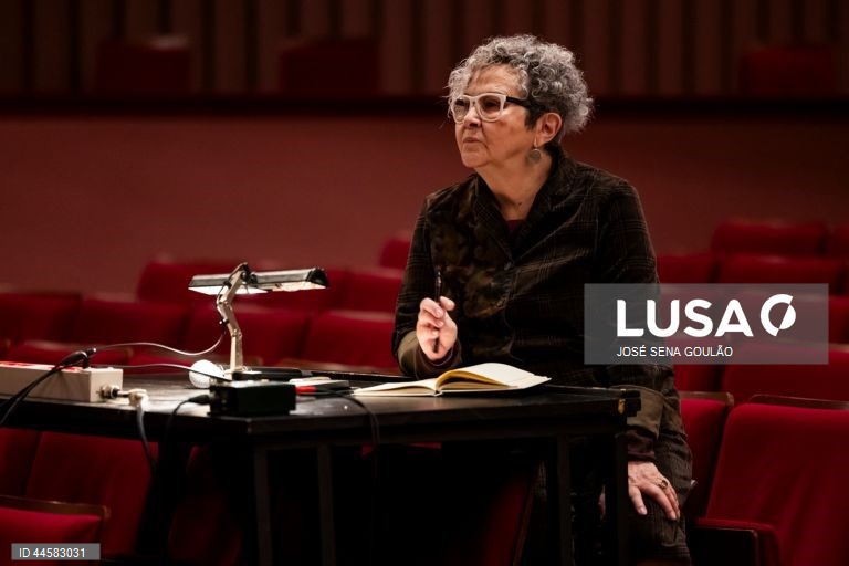 A encenadora Cucha Carvalheiro, durante o ensaio de imprensa da peça "Deseja-se Fernanda!", um espetáculo de homenagem e celebração a Fernanda Lapa, com texto de Ana Lázaro, interpretação de Ana Sampaio e Maia, Carla Bolito, Luís Gaspar, Margarida Cardeal, Marta Lapa e Nuno Vieira de Almeida, com estreia a 15 de março, no Teatro São Luiz, em Lisboa, 13 de março de 2025. JOSÉ SENA GOULÃO/LUSA (ACOMPANHA TEXTO DE 14 DE MARÇO DE 2025)