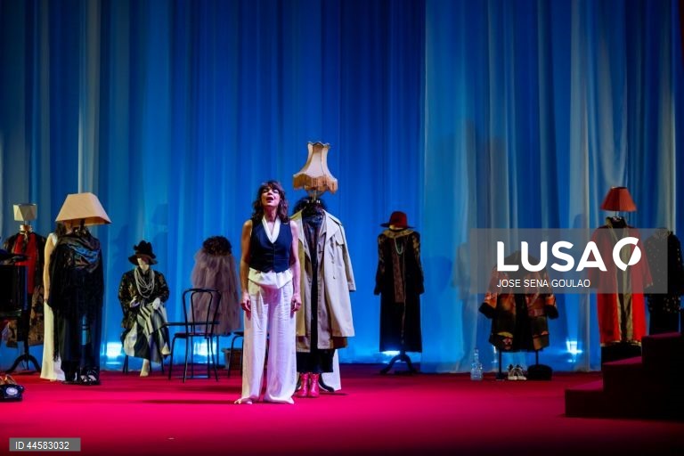 Ensaio de imprensa da peça "Deseja-se Fernanda!", um espetáculo de homenagem e celebração a Fernanda Lapa, com texto de Ana Lázaro, encenação de Cucha Carvalheiro e interpretação de Ana Sampaio e Maia, Carla Bolito, Luís Gaspar, Margarida Cardeal, Marta Lapa e Nuno Vieira de Almeida, com estreia a 15 de março, no Teatro São Luiz, em Lisboa, 13 de março de 2025. JOSÉ SENA GOULÃO/LUSA (ACOMPANHA TEXTO DE 14 DE MARÇO DE 2025)