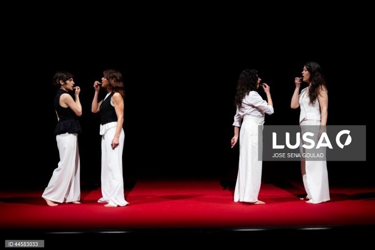 Ensaio de imprensa da peça "Deseja-se Fernanda!", um espetáculo de homenagem e celebração a Fernanda Lapa, com texto de Ana Lázaro, encenação de Cucha Carvalheiro e interpretação de Ana Sampaio e Maia, Carla Bolito, Luís Gaspar, Margarida Cardeal, Marta Lapa e Nuno Vieira de Almeida, com estreia a 15 de março, no Teatro São Luiz, em Lisboa, 13 de março de 2025. JOSÉ SENA GOULÃO/LUSA (ACOMPANHA TEXTO DE 14 DE MARÇO DE 2025)