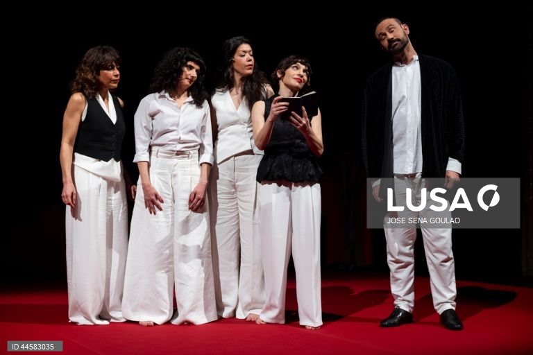 Ensaio de imprensa da peça "Deseja-se Fernanda!", um espetáculo de homenagem e celebração a Fernanda Lapa, com texto de Ana Lázaro, encenação de Cucha Carvalheiro e interpretação de Ana Sampaio e Maia, Carla Bolito, Luís Gaspar, Margarida Cardeal, Marta Lapa e Nuno Vieira de Almeida, com estreia a 15 de março, no Teatro São Luiz, em Lisboa, 13 de março de 2025. JOSÉ SENA GOULÃO/LUSA (ACOMPANHA TEXTO DE 14 DE MARÇO DE 2025)