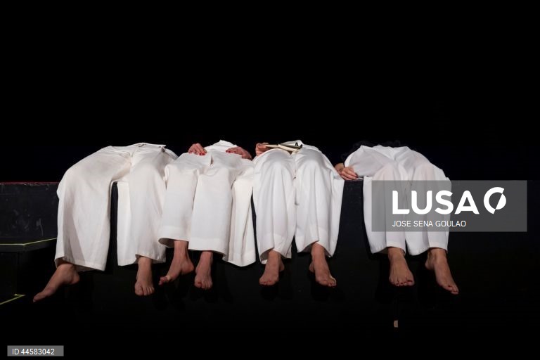 Ensaio de imprensa da peça "Deseja-se Fernanda!", um espetáculo de homenagem e celebração a Fernanda Lapa, com texto de Ana Lázaro, encenação de Cucha Carvalheiro e interpretação de Ana Sampaio e Maia, Carla Bolito, Luís Gaspar, Margarida Cardeal, Marta Lapa e Nuno Vieira de Almeida, com estreia a 15 de março, no Teatro São Luiz, em Lisboa, 13 de março de 2025. JOSÉ SENA GOULÃO/LUSA (ACOMPANHA TEXTO DE 14 DE MARÇO DE 2025)