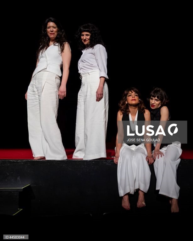 Ensaio de imprensa da peça "Deseja-se Fernanda!", um espetáculo de homenagem e celebração a Fernanda Lapa, com texto de Ana Lázaro, encenação de Cucha Carvalheiro e interpretação de Ana Sampaio e Maia, Carla Bolito, Luís Gaspar, Margarida Cardeal, Marta Lapa e Nuno Vieira de Almeida, com estreia a 15 de março, no Teatro São Luiz, em Lisboa, 13 de março de 2025. JOSÉ SENA GOULÃO/LUSA (ACOMPANHA TEXTO DE 14 DE MARÇO DE 2025)